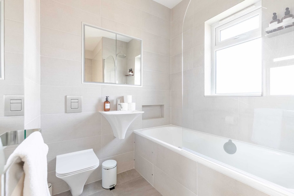 Sleek Scandi-inspired 2BD Flat, Fulham