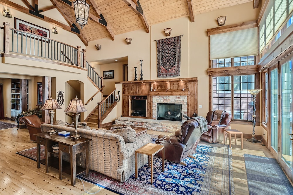 Marksberry Lodge 4 Bedroom Home by RedAwning