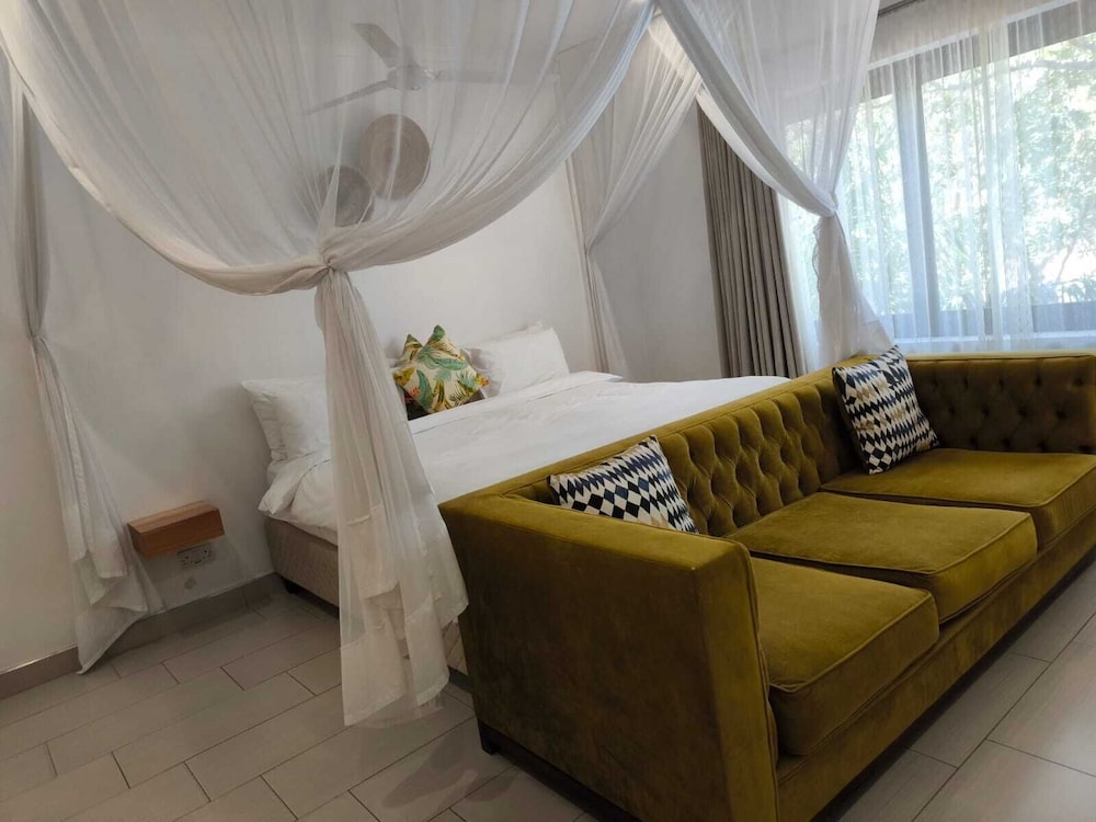 Room in Lodge - Luxury Suite in Zambezi Boutique Lodge 9 With Free Town Tour view 4