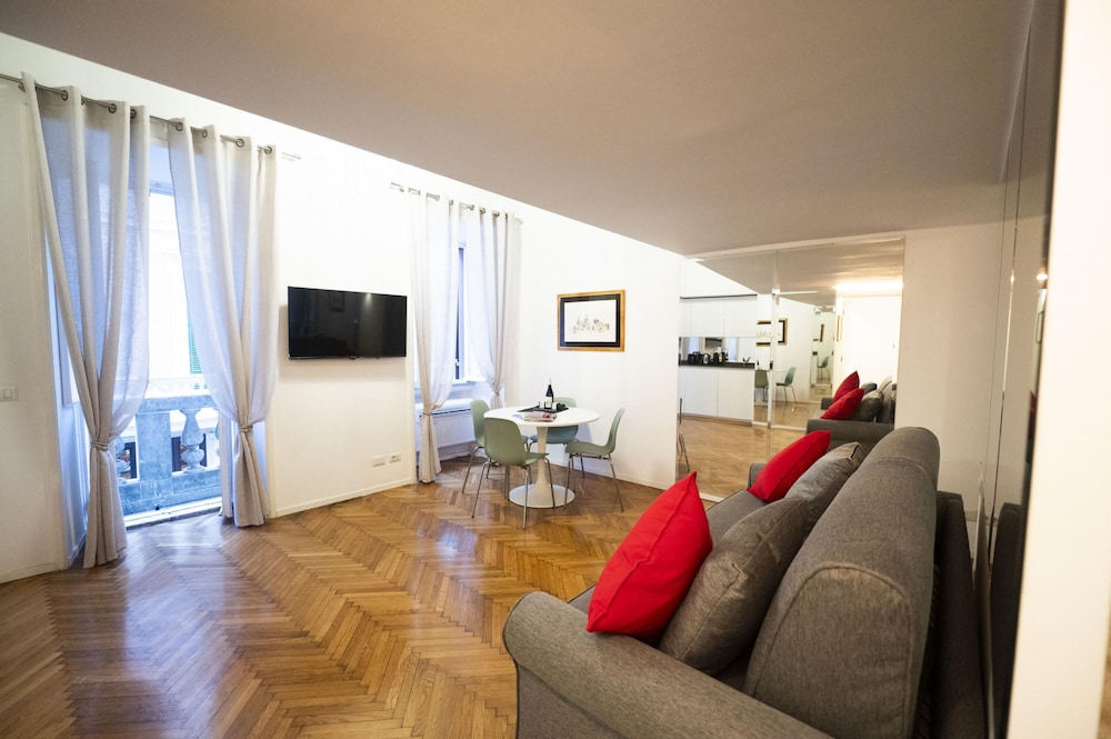 Spanish Steps Romantic Nest With Balcony photo 5