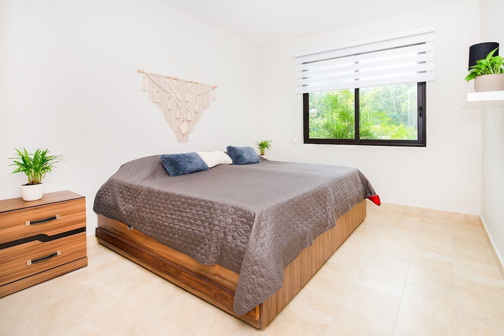 Private Garden Condo by Concierge4u view 5