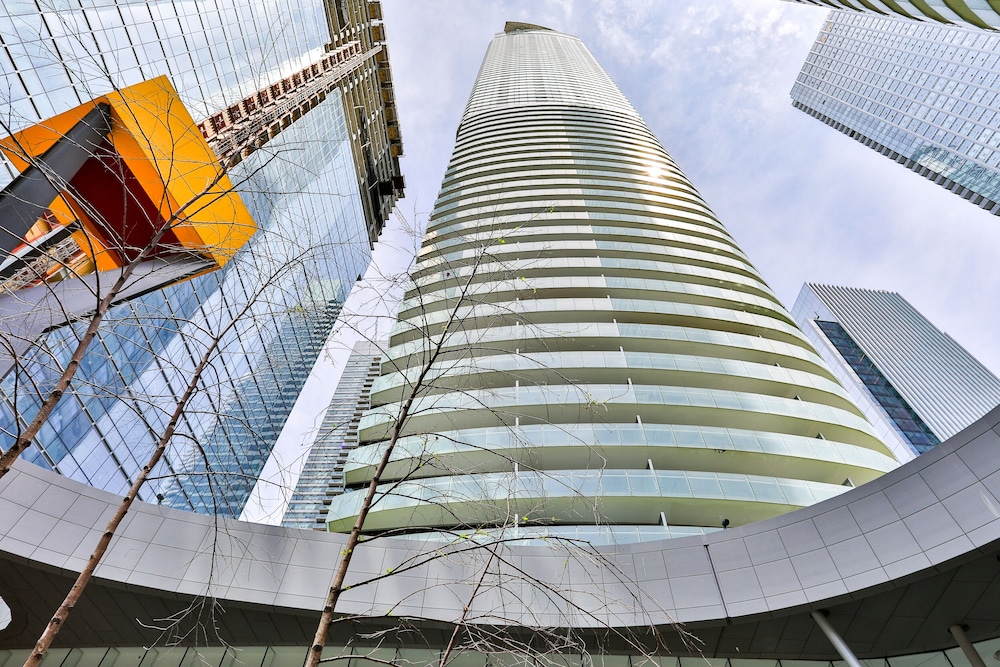 Exquisite 55th Floor 2 Bed 2 Bath Parking
