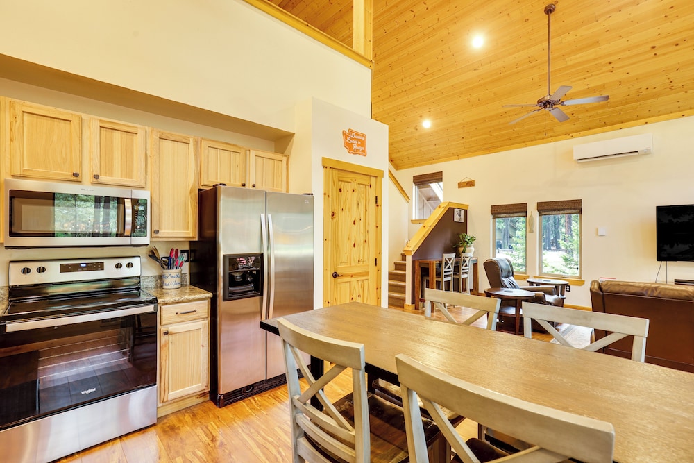 Hot Tub & Game Room: Ronald Retreat 2 Mi to Lake!