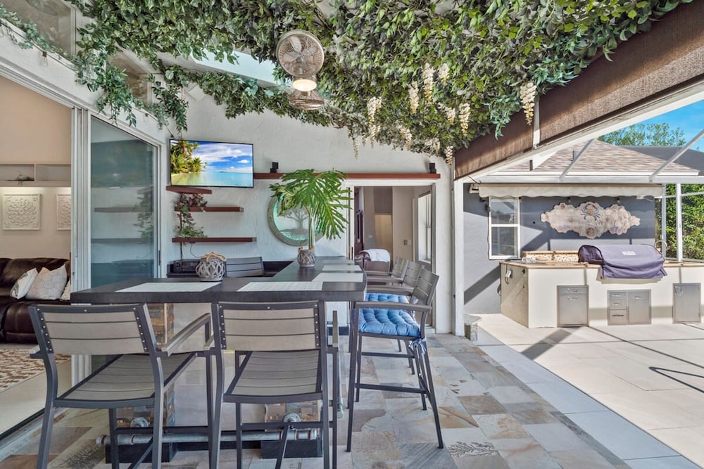 Luxury Heated Pool Home on Saltwater Canal w Tiki