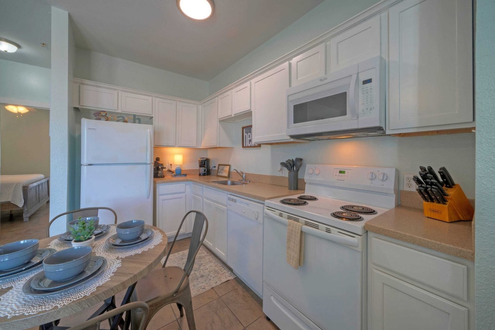 2 Coasta Bahia Condos Mins to the Beach + Pool & Golf Cart Zone