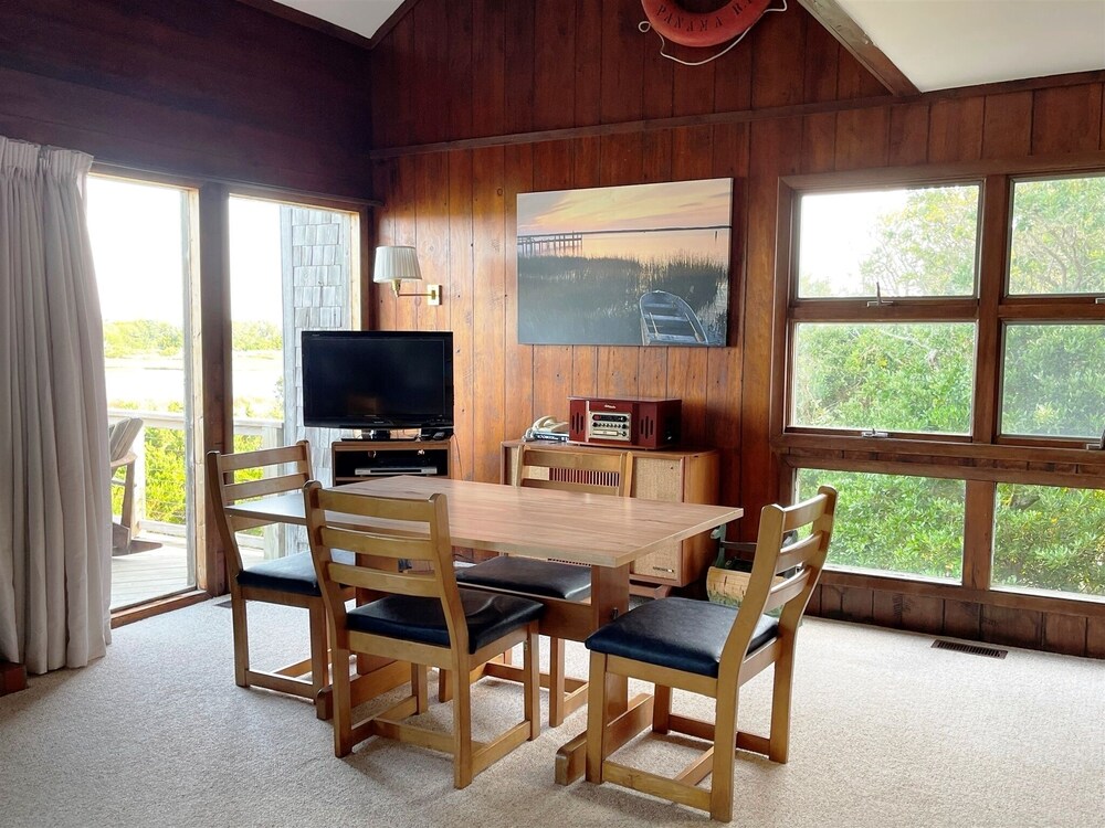 Will's Hideaway 3 Bedroom Cottage by RedAwning