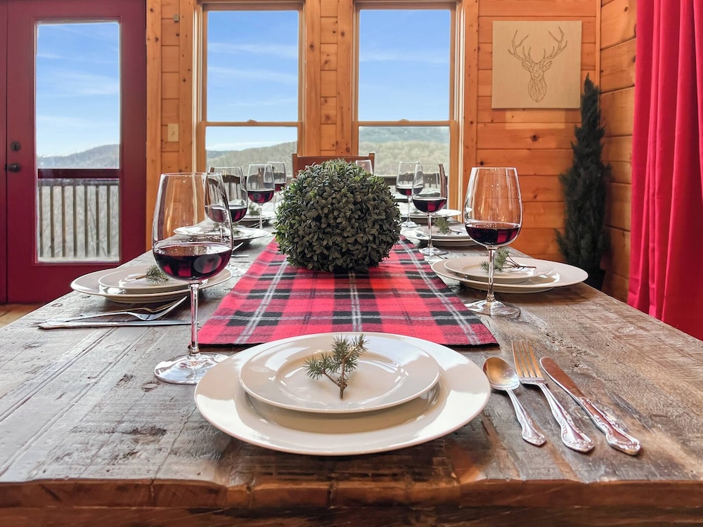 3 Kings 4 Bunks-sleeps 10-smart TV X6-parking out Front-full Kitchen-hot Tub