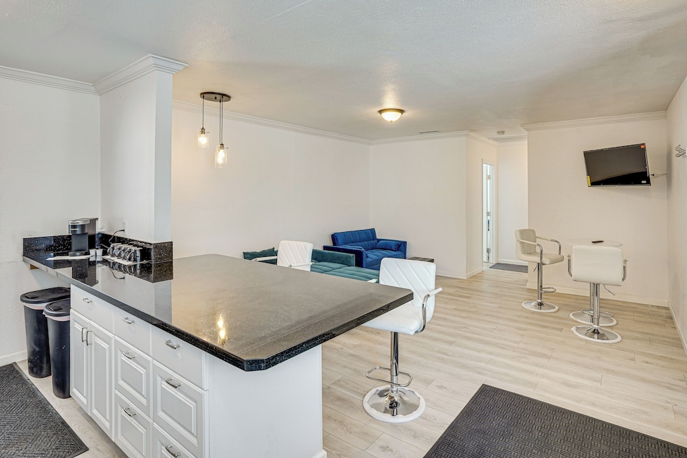 Between LA & Orange County: Quiet Getaway w/ Patio