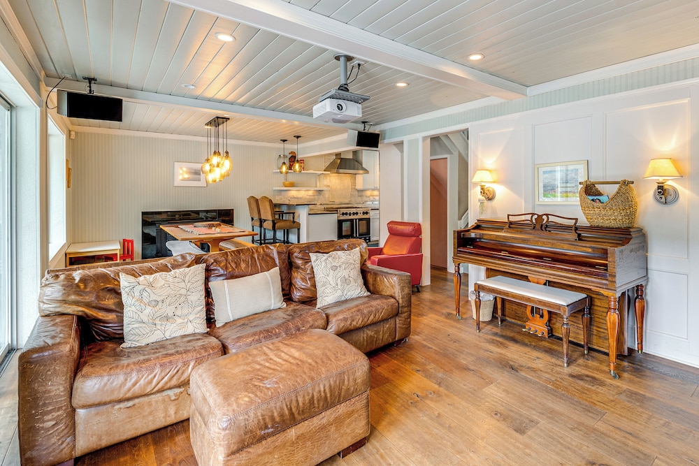 Waterfront Home on Lake Samish w/ Hot Tub & Dock!
