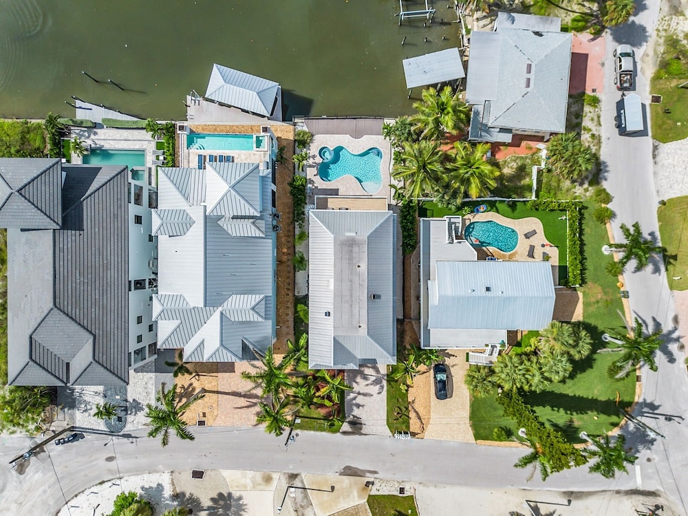 571 Seabatical: Canal Front With Pool! 5 Bedroom Home