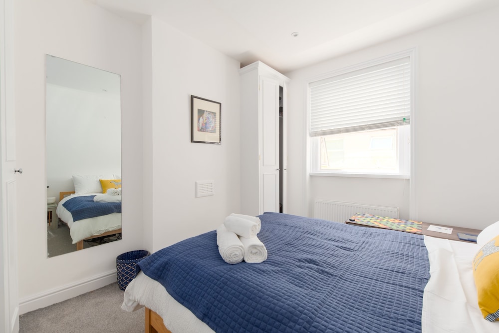 Bright two Bedroom Flat in Fashionable Fulham by Underthedoormat