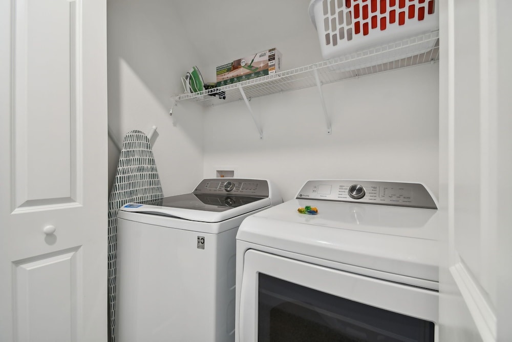 Storey Lake - Private Pool- King Bed - 4BD/3BA