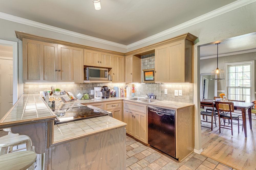 3 Mi to Dtwn Okc: Pet-friendly Paseo Gem!