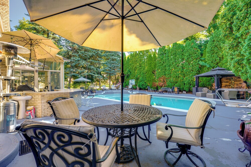 Indoor & Outdoor Entertainment! Luxe Michigan Home