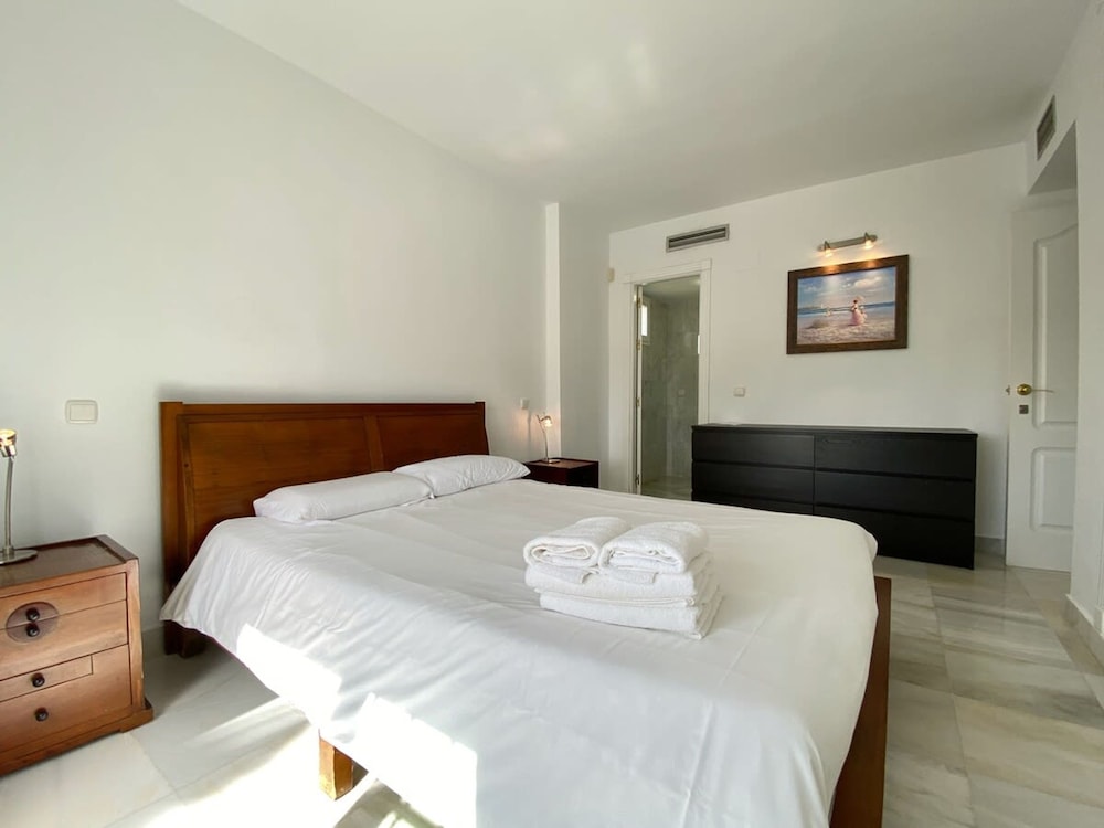 House Pauline 3 bed Poolside Private Garden M-5
