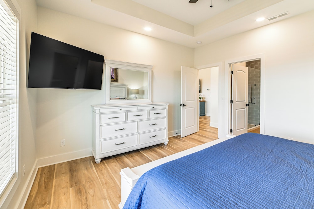 Lake View + Deck: Group Getaway in Grand Rivers!