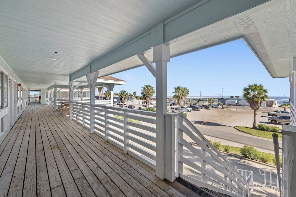 Bluff's Landing Lodge