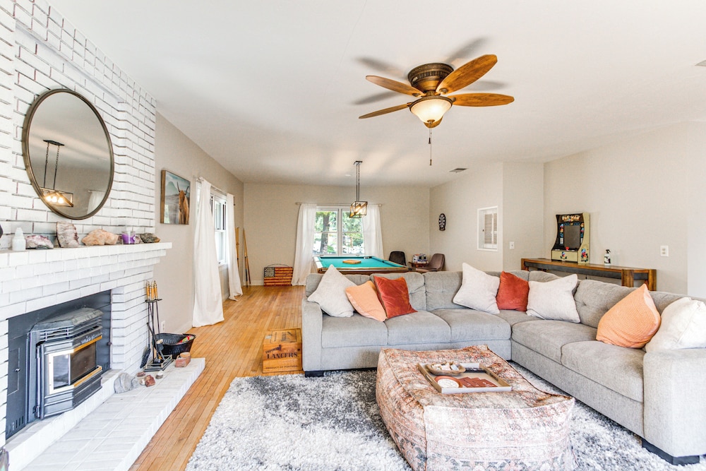 Beautiful Kernville Home w/ Game Room & Mtn Views!