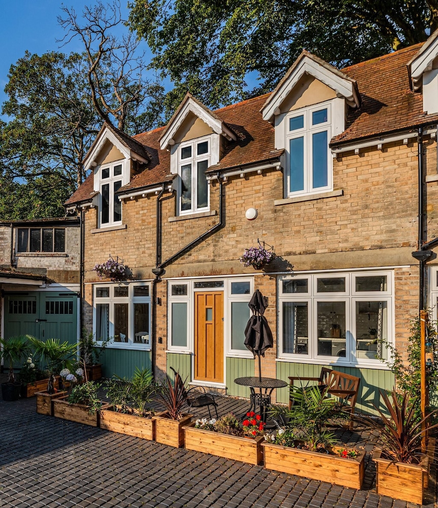 Newly Converted Historic Stables Near The Beach