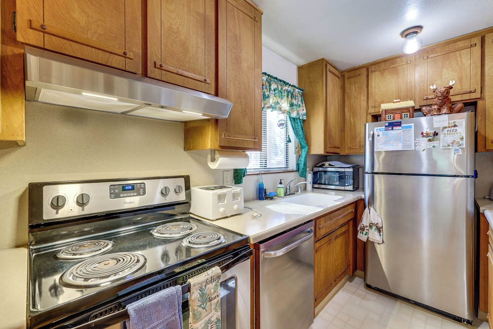 Quiet Truckee Retreat w/ Deck, 5 Mi to Donner Lake