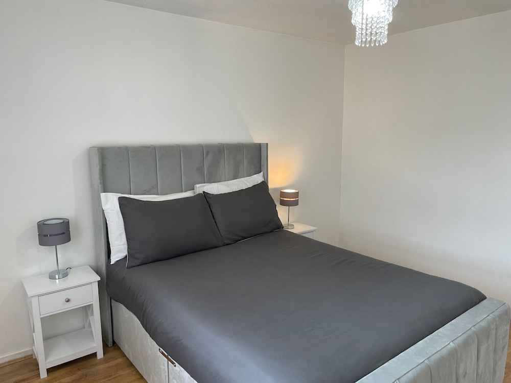 New! 4 Bedroom London House With Garden and Lawn