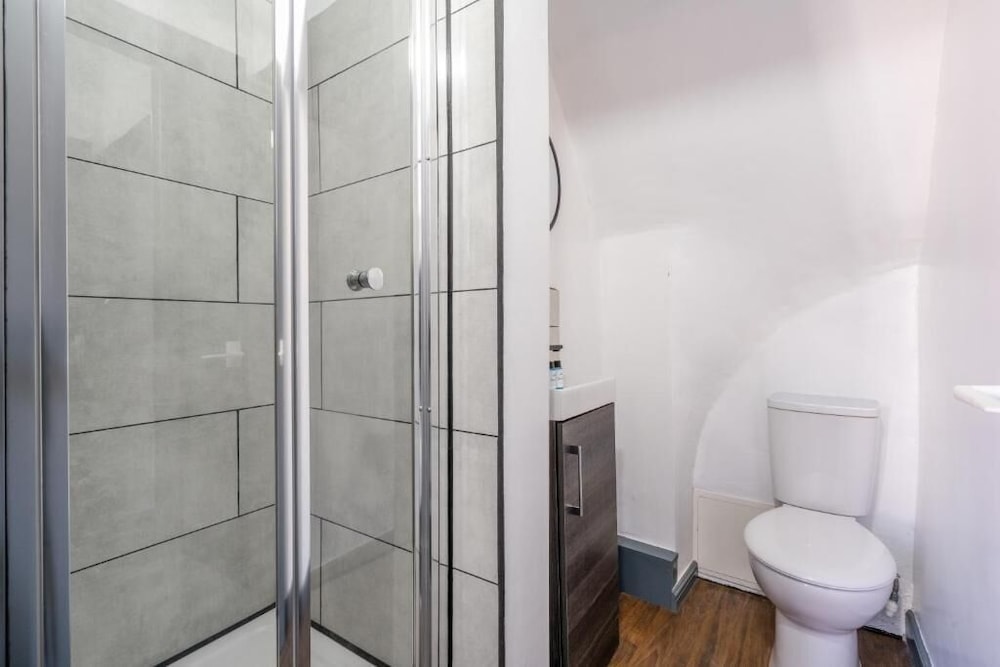 Sheffield 4 Bed Home by Broomhill Village