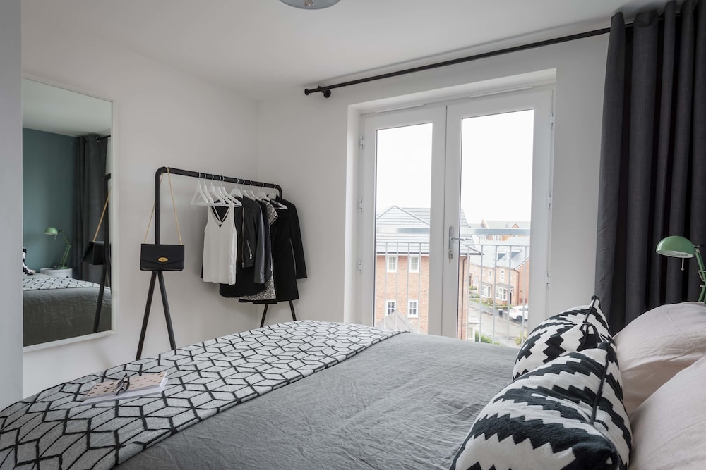 Canalside Scandinavian - Parking & Netflix view 4