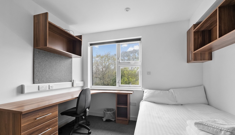 8 Bed Apartment @ Derriford Stays by Pureserviced