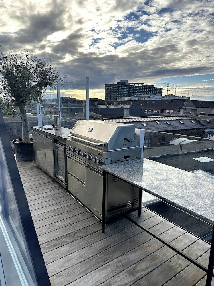 Central Penthouse With Private Rooftop Terrace