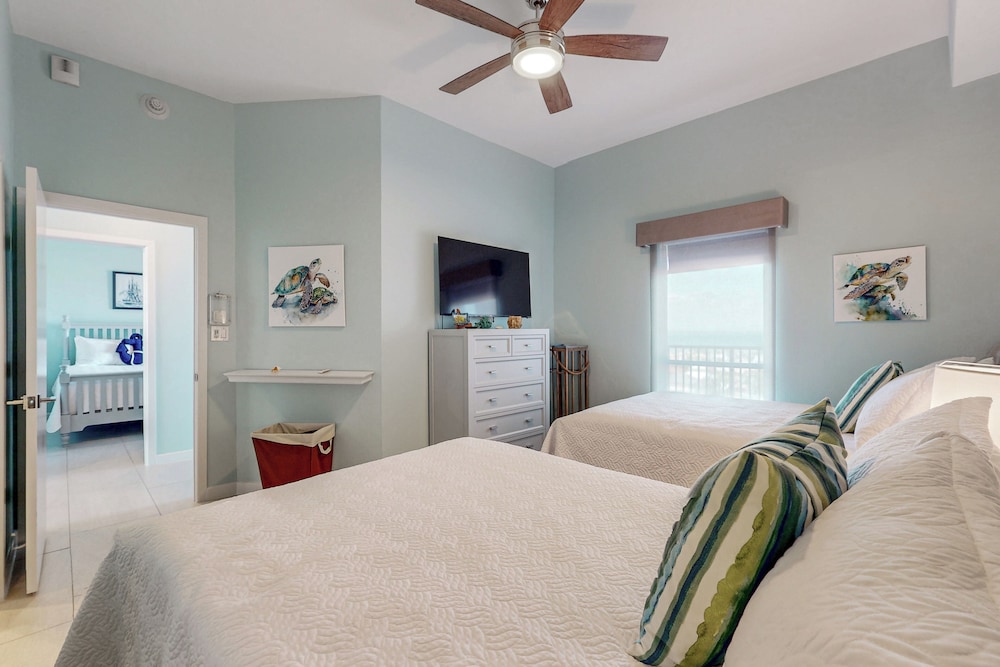 Gorgeous 3BR Penthouse w/ Lanai Facing the Gulf