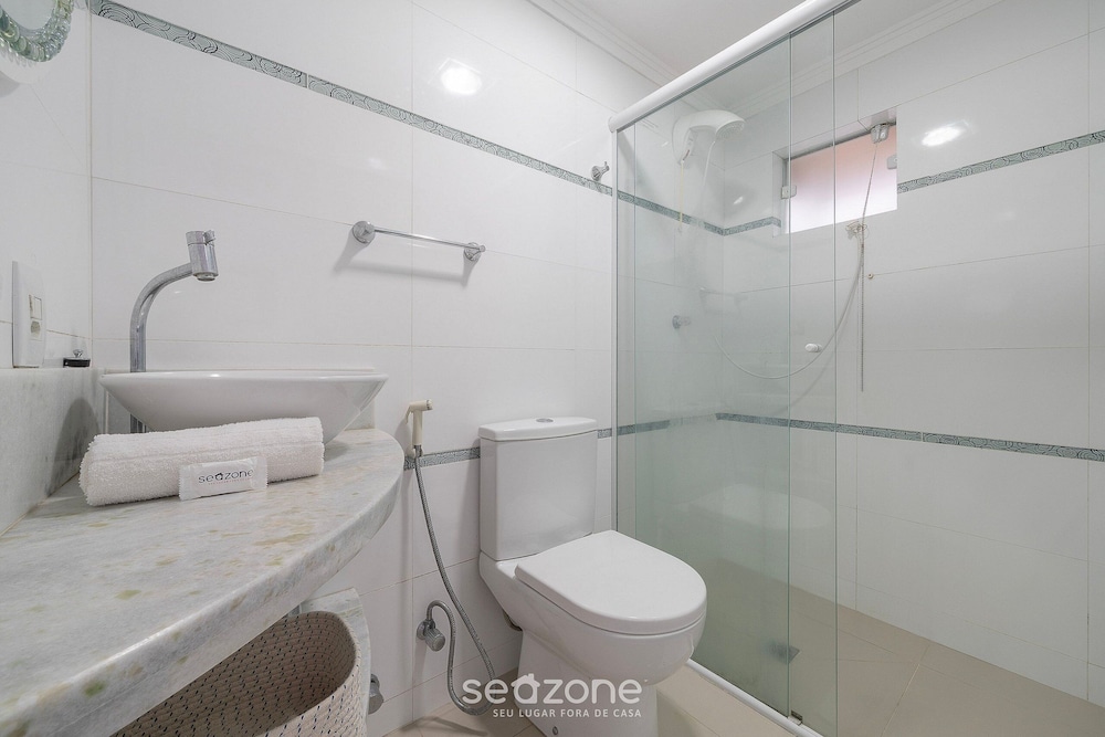 Apt 1 Block From Beach in BC Great Location Cep093