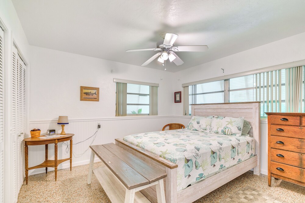 Sunny Home in Yankeetown w/ Lanai & Backyard! view 5