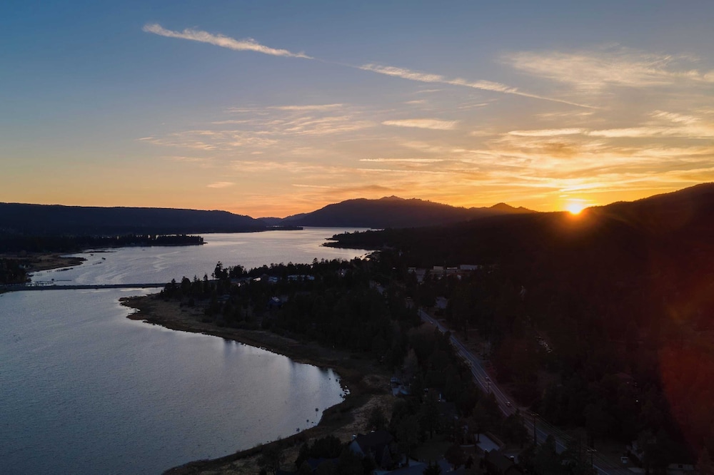 Group Cabin + Lake and Mountain View Pet-friendly, Fireplace, Games, Loft