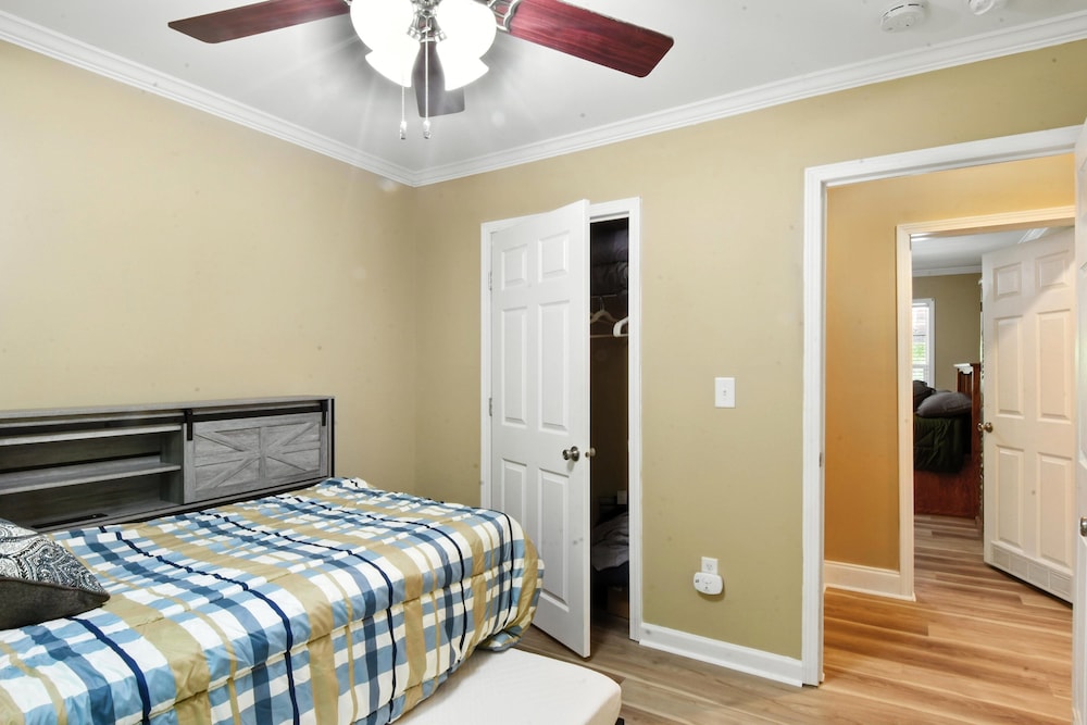 Cozy Cove Escape - Lakeside Retreat 3 Bedroom Cabin