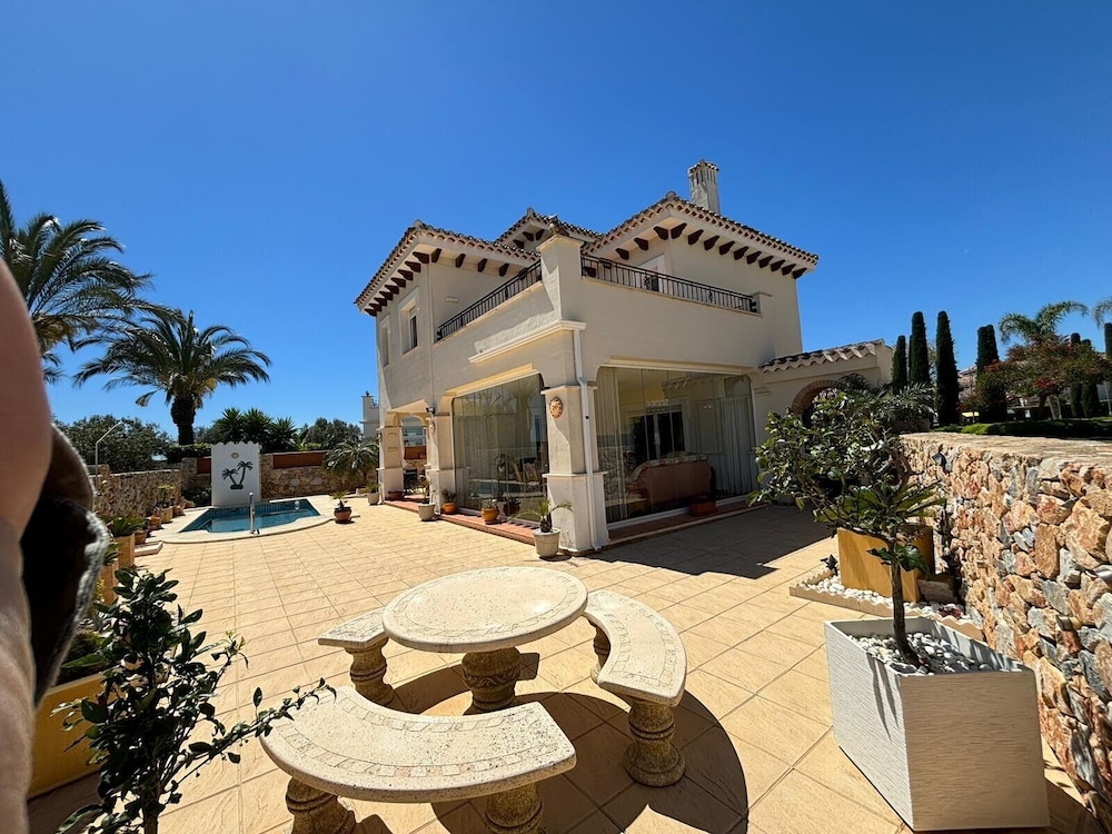 6 Guests - 3BR - Private Pool - Mountain Views