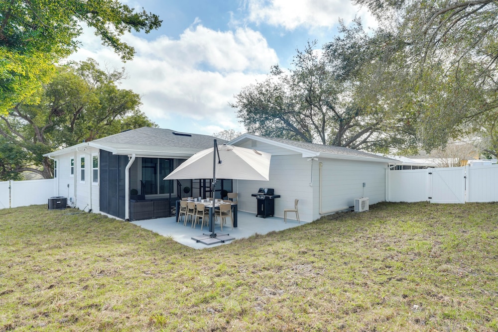 Mid-century Lakeland Home w/ Game Room!
