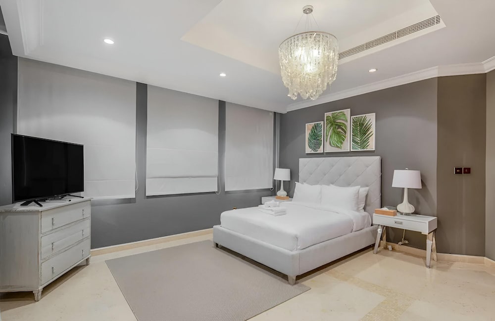 Prvt Pool Beach in Luxury Palm Jumeirah Villa