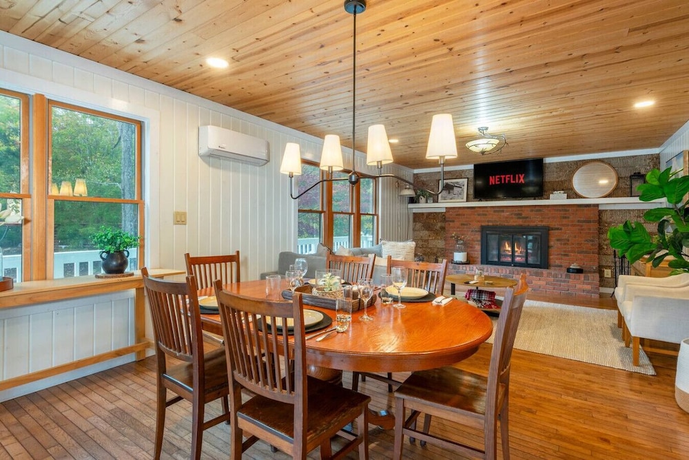 Riverside Bliss Mountain Views Cozy Fires