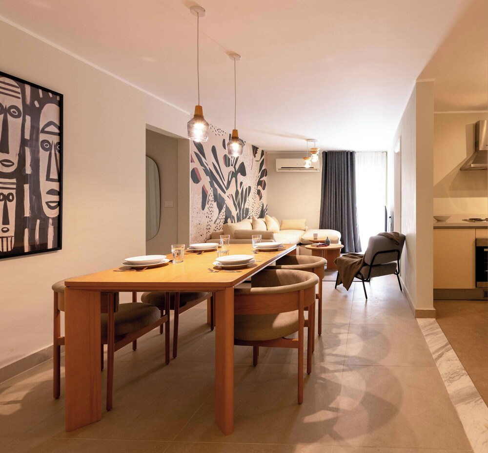 Chill & Swim - 1BR October City