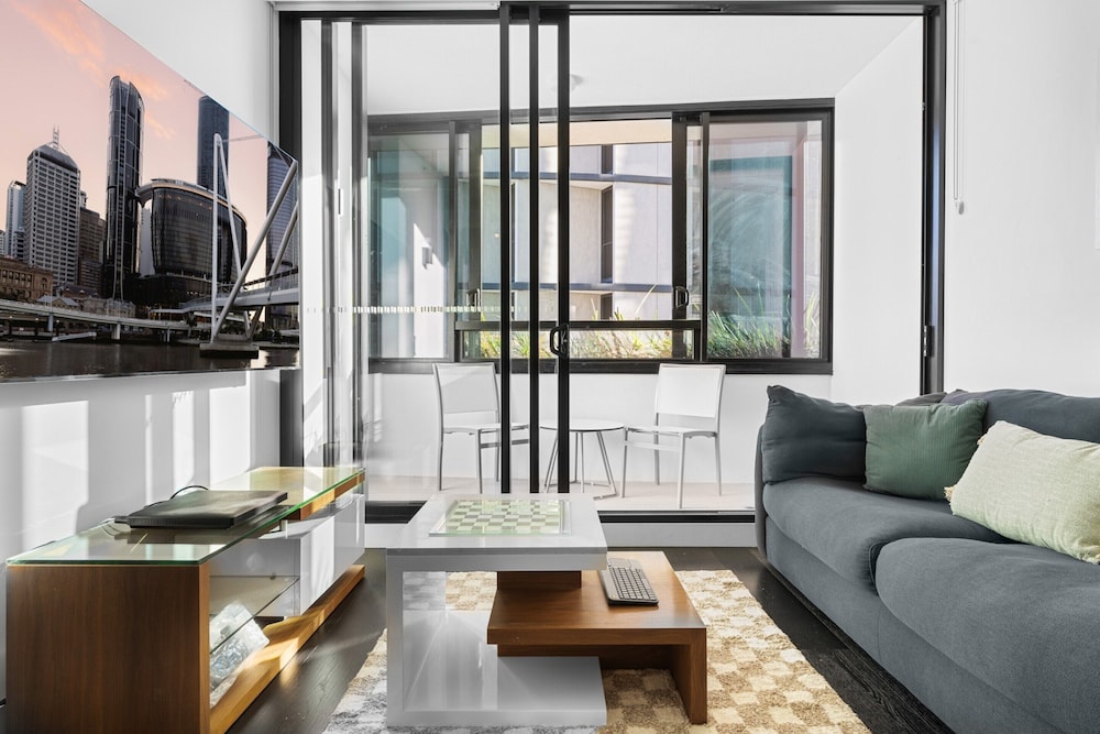 City Escape With Balcony & Resort-style Amenities