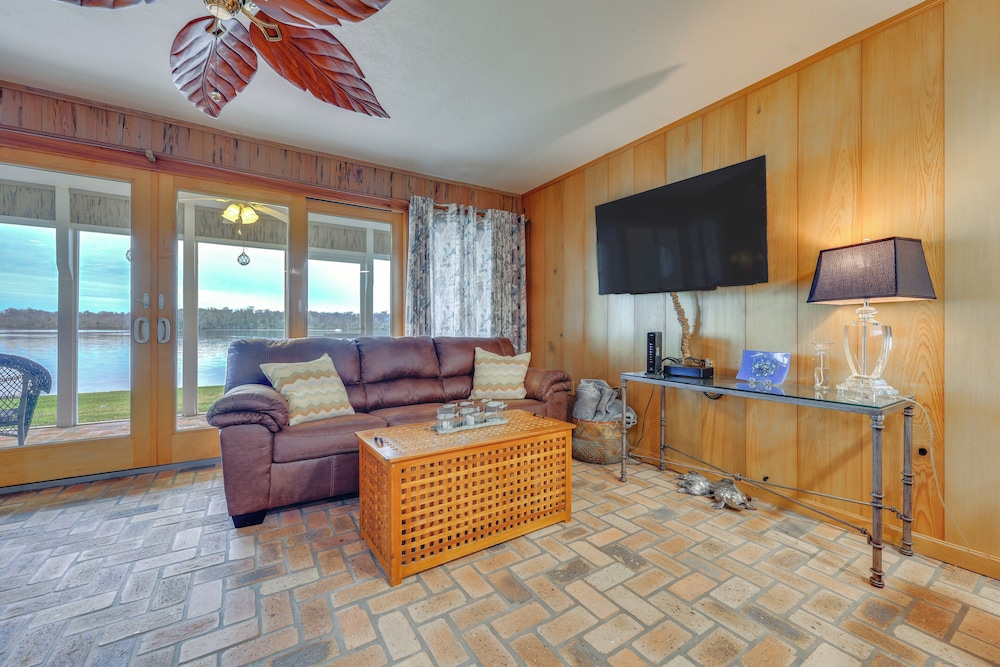 River-view Condo w/ Boat Slip in Welaka!