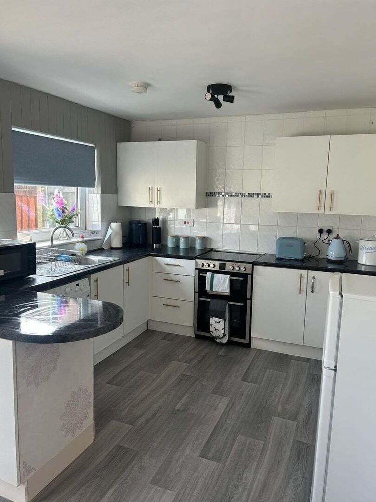 Family & Group Stay 3 Bedroom Swansea Home