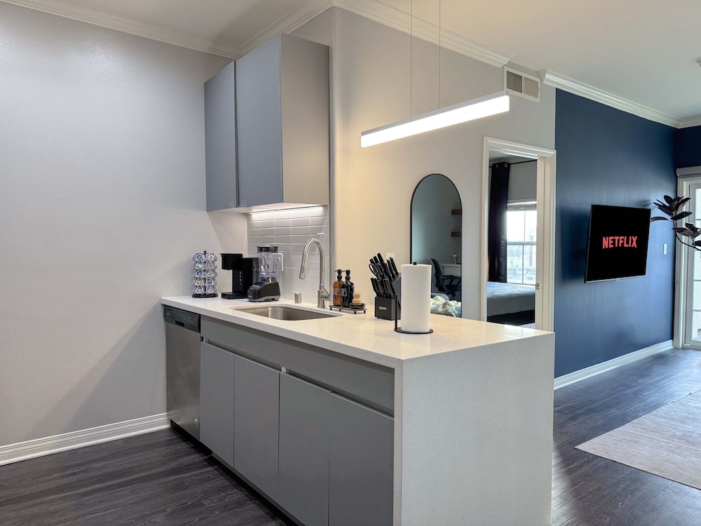 Modern Escape W Pool GYM Parking 10 Min to Cedars