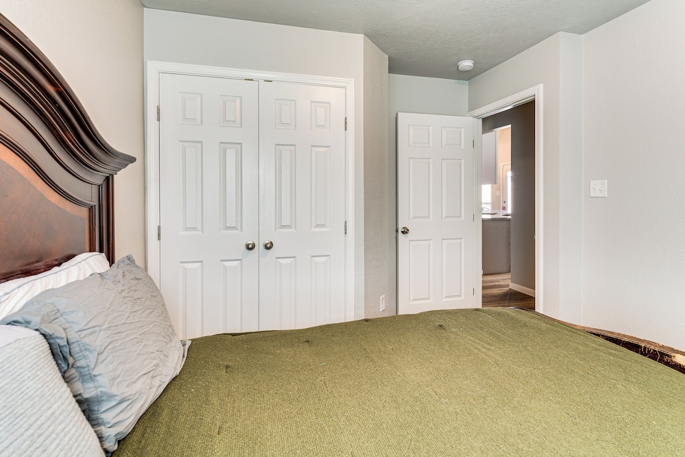 9 Mi to College Station: Dog-friendly Home w/ Yard