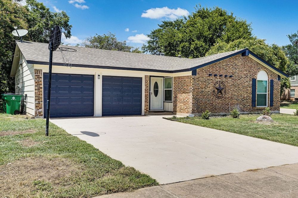 Family Home in Ft Worth Suburbs Near Benbrook Lake