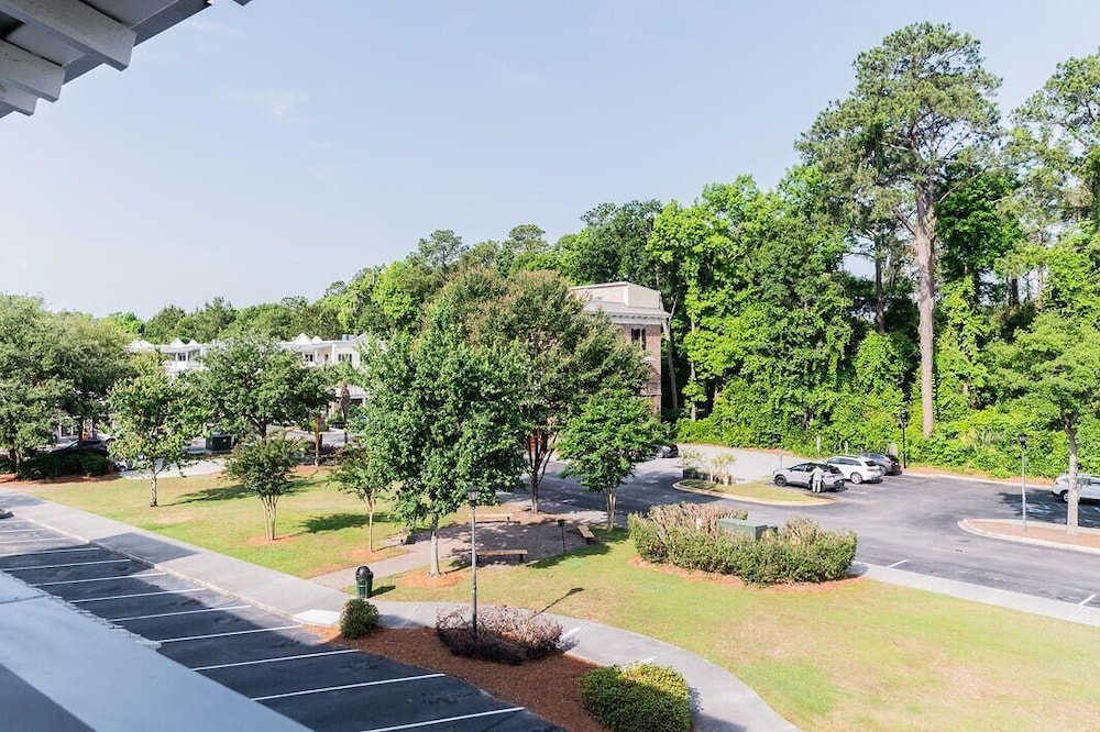 Pearl of the Promenade - Old Town Bluffton, SC 2 Bed Townhome in Prime Location