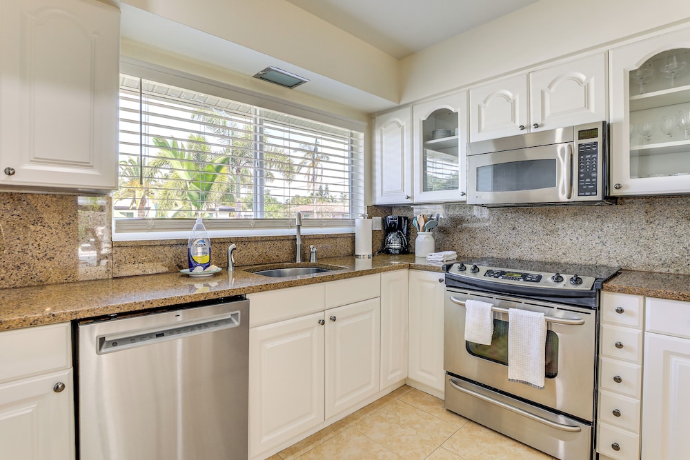 Poolside Oasis 6 Mi to Beaches: Sarasota Hideaway!