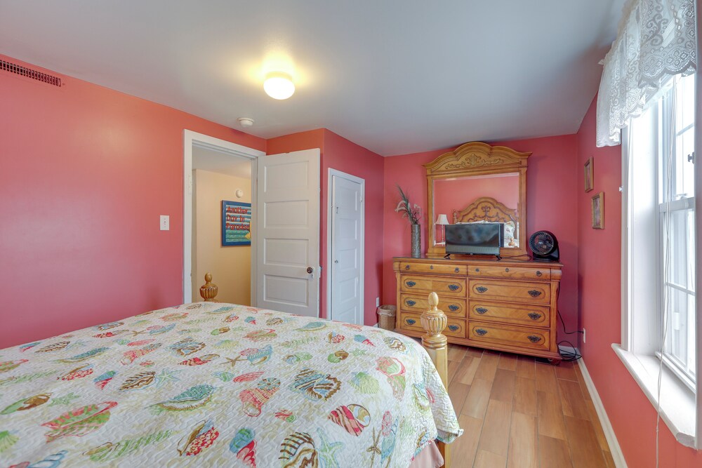 < 1/2 Mi to Beach: Wildwood Getaway w/ Patio!