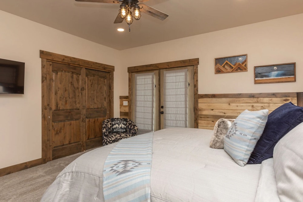 Mountain Hawk view 3