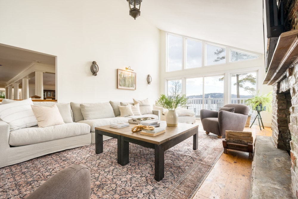 Shakespeare on the Hudson by Avantstay Two Home Buyout on the Hudson River! 22 Bedrooms! view 5